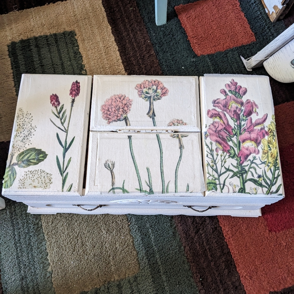 Vintage jewelry box with mirror
